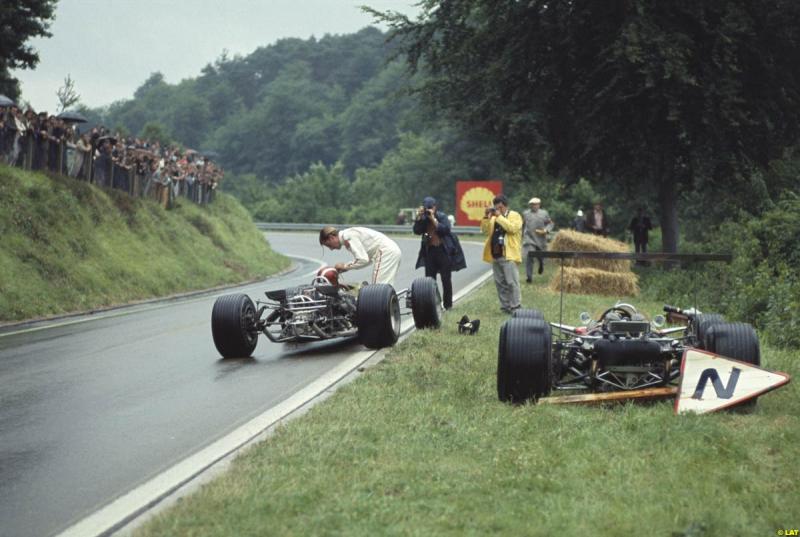 Грэм Хилл отдает свой визор Йо Зифферту на Гран-при Франции 1968