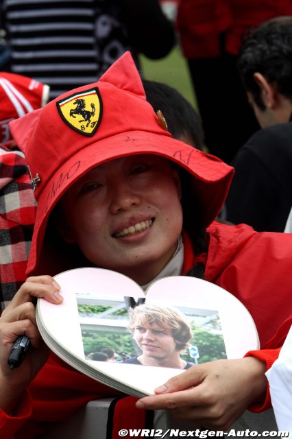 болельщица Себастьяна Феттеля и Ferrari на Гран-при Австралии 2011