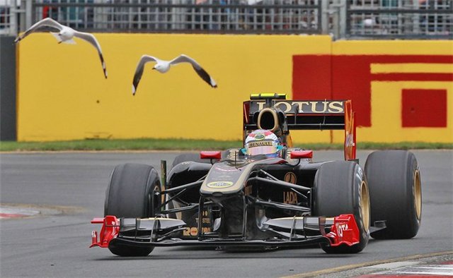 Виталий Петров поезжает рядом с чайками на Lotus Renault на трассе Альберт-Парк на Гран-при Австралии 2011