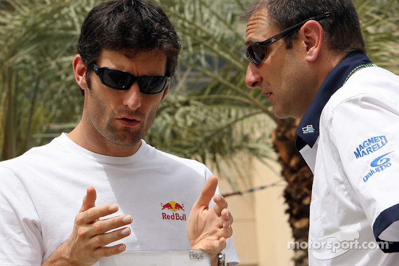 Марк Уэббер общается с инженером на Гран-при Китая 2007
