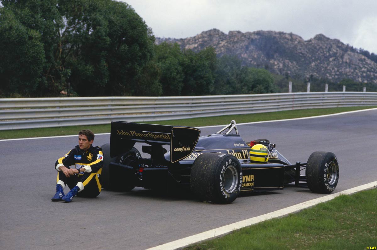 Айртон Сенна сидит около своего Lotus на треке в Эшториле на Гран-при Португалии 1985