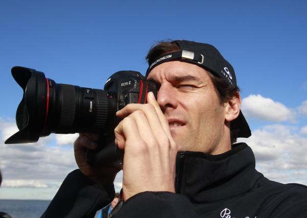 Марк Уэббер с камерой в руках на Гран-при Австралии 2011