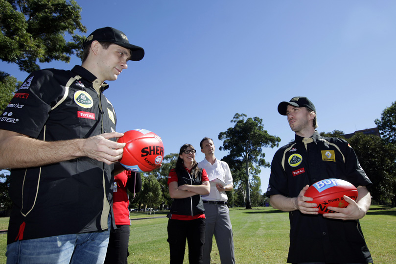 Виталий Петров и Ник Хайдфельд берут уроки австралийского футбола на Гран-при Австралии 2011