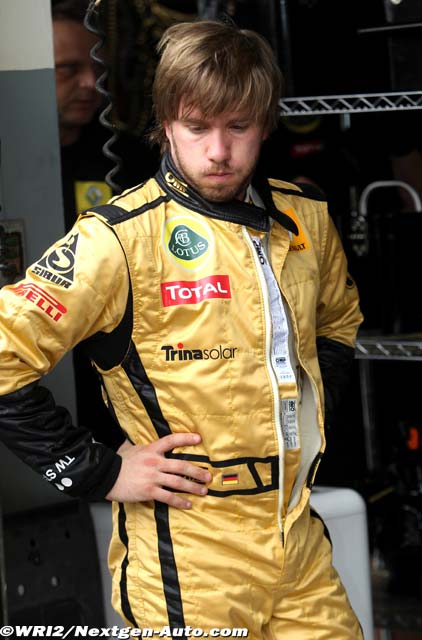 Ник Хайдфельд в золотом комбинезоне на Гран-при Малайзии 2011