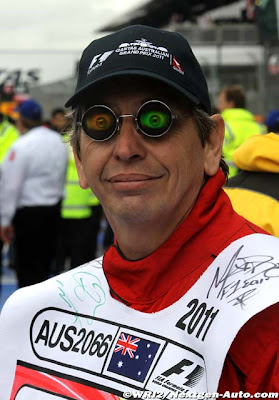 маршал в разноцветных очках с глазами на Гран-при Австралии 2011