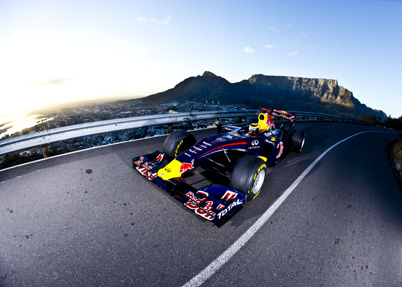 Нил Яни за рулем Red Bull на заездах в Кейптауне по обычной догоге