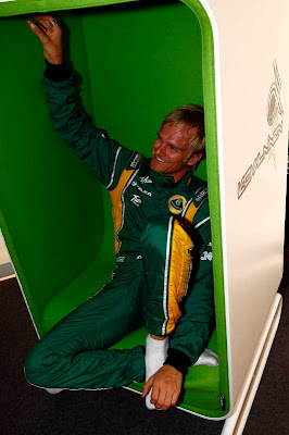 Хейкки Ковалайнен в новом зеленом кресле в гоночной форме