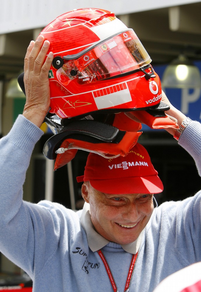 Ники Лауда примеряет шлем Михаэля Шумахера на Гран-при Бразилии 2006