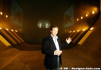 Кристиан Хорнер на заводе команды Red Bull проводит экскурсию