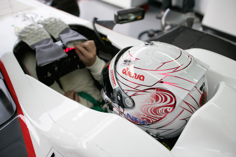 шлем Камуи Кобаяши в поддержку Японии на Гран-при Малайзии 2011