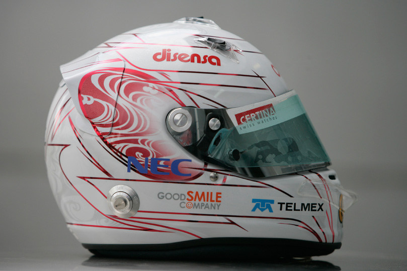 шлем Камуи Кобаяши в поддержку Японии с правой стороны на Гран-при Малайзии 2011