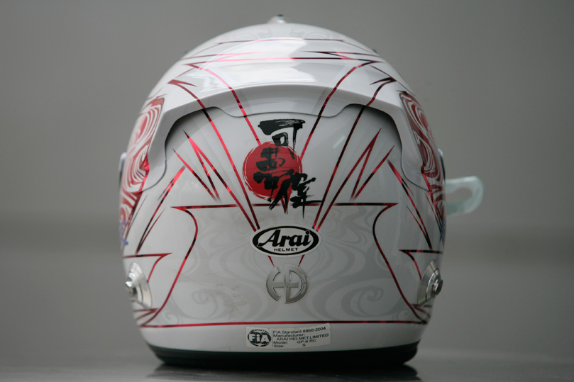 шлем Камуи Кобаяши в поддержку Японии сзади на Гран-при Малайзии 2011