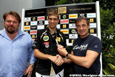 Жан Алези вручает ручку Виталию Петрову в честь Дня космонавтики Гран-при Малайзии 2011