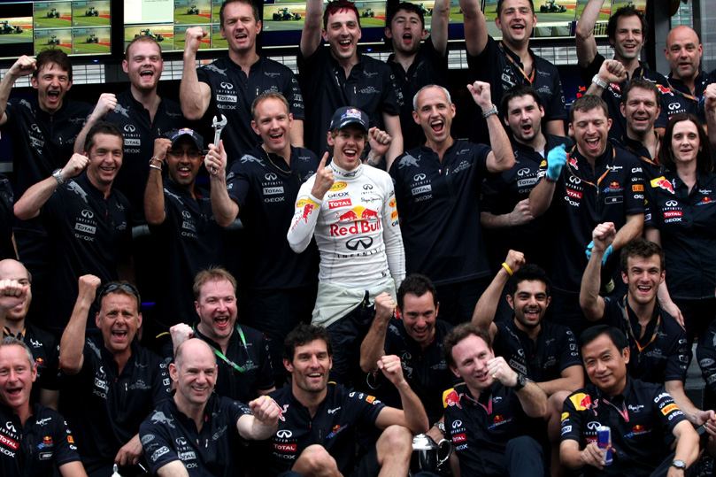 коллективное фото команды Red Bull после победы на Гран-при Малайзии 2011