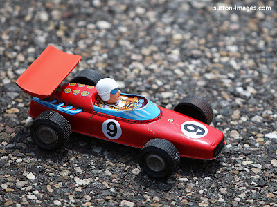 игрушечная машинка на настоящем гоночном треке на Гран-при Китая 2011