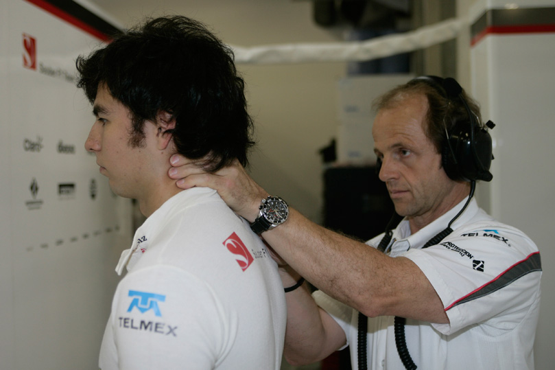 физиотерапевт Йозеф Лебер разминает шею Серхио Пересу на Гран-при Китая 2011
