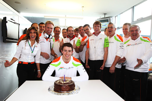 Paul_di_Resta_25_birthday_team_chi11.jpg