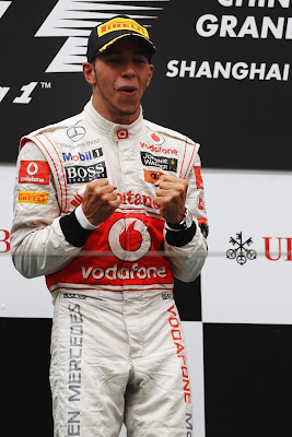 Льюис Хэмилтон празднует на подиуме после победы на Гран-при Китая 2011