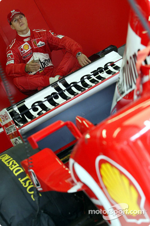 Михаэль Шумахер сидит в боксах Ferrari на Гран-при Австралии 2002