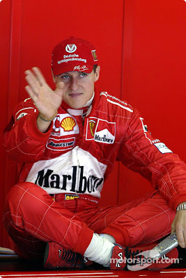 Михаэль Шумахер машет рукой в гараже Ferrari на Гран-при Австралии 2002
