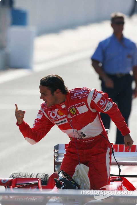Фелипе Масса вылазит из кокпита Ferrari после победной гонки на Гран-при Турции 2006 и показывает палец