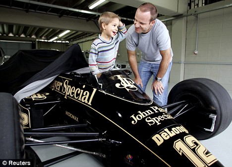 Рубенс Баррикелло сажает сына за руль Lotus Айртона Сенны