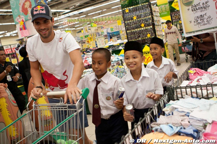 Хайме Альгерсуари вместе с малайзийскими детьми в супермаркете Giant на Гран-при Малайзии 2011