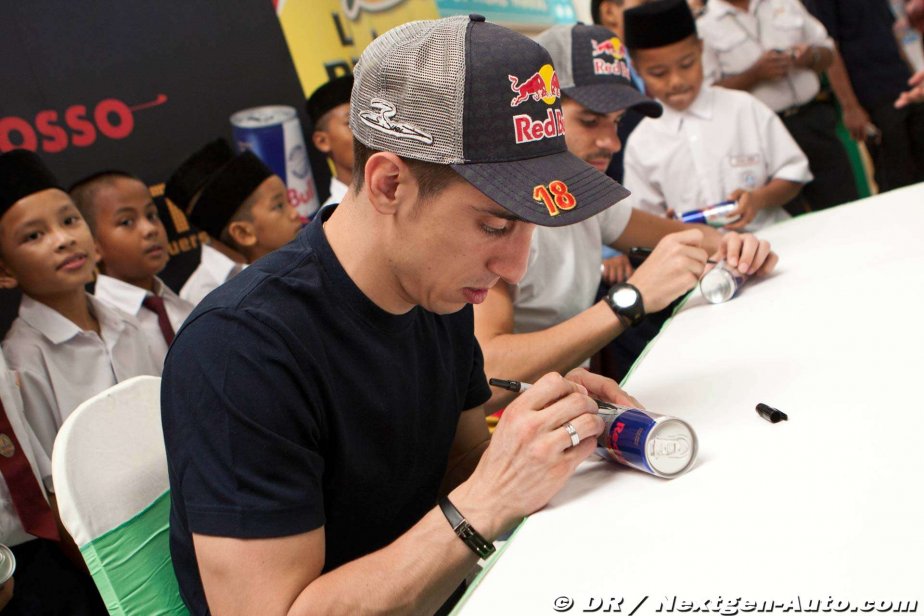 Себастьян Буэми подписывает банки Red Bull на автограф-сессиив супермаркете Giant на Гран-при Малайзии 2011