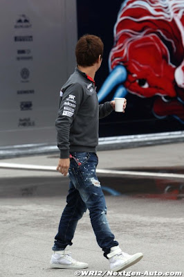 Камуи Кобаяши смотрит на моторхоум Toro Rosso на Гран-при Турции 2011