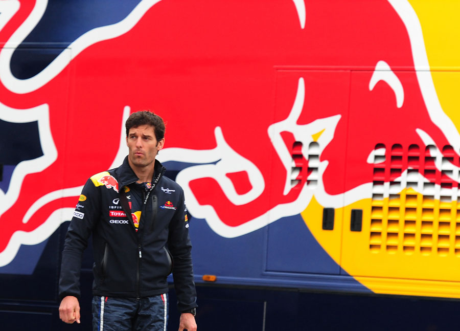 Марк Уэббер на фоне моторхоума Red Bull на Гран-при Турции 2011