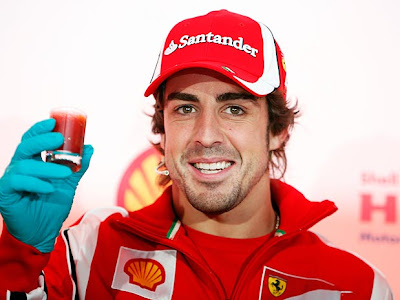 Фернандо Алонсо со стопкой жидкости Shell на Гран-при Турции 2011