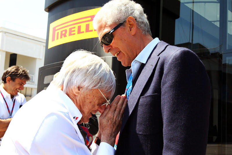 Берни Экклстоун кланяется президенту Pirelli Тронкетти Провера на Гран-при Турции 2011