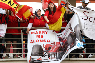 болельщицы Фернандо Алонсо с плакатом Marry me Alonso на Гран-при Турции 2011
