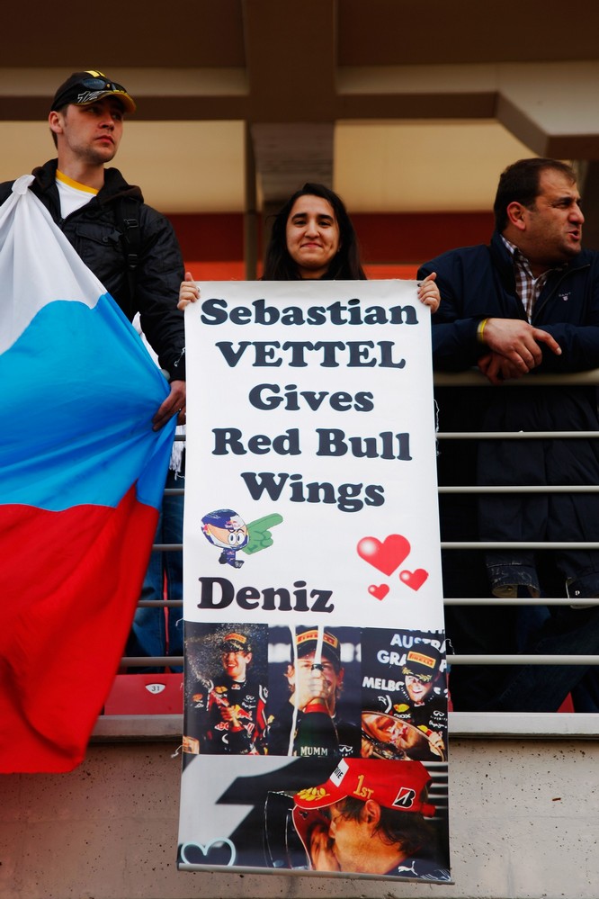 болельщица Себастьяна Феттеля с плакатом на Гран-при Турции 2011