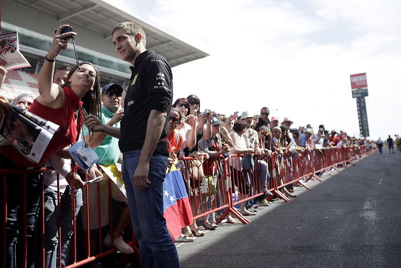 Виталий Петров фотографируется с болельщицей на Гран-при Испании 2011