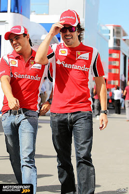 Фелипе Масса и Фернандо Алонсо идут по паддоку на Гран-при Испании 2011