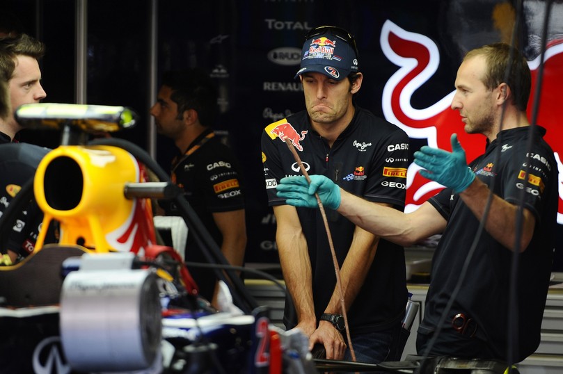 Марк Уэббер с механиками в гараже Red Bull на Гран-при Испании 2011