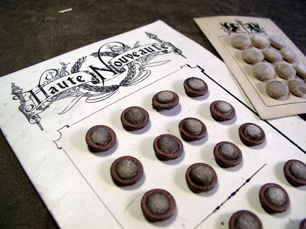 [Vintage velvet buttons[2].jpg]