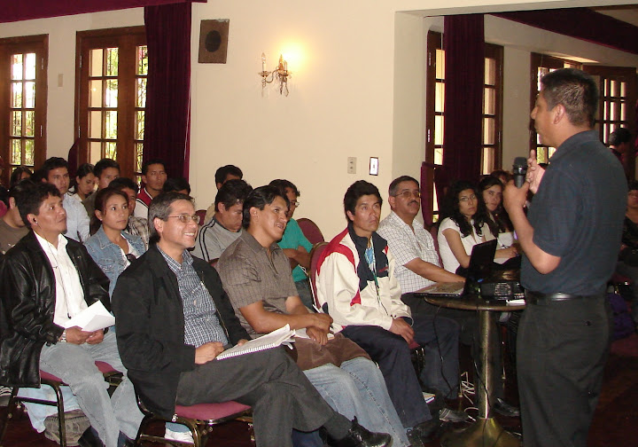 Fernando Huanacuni, explicando la visión aymara del Buen Vivir