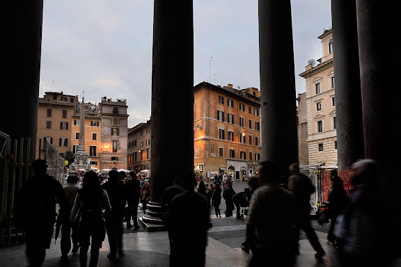 El Panteón de Agripa o Panteón de Roma [Il Pantheon en italiano] es un templo circular construido en Roma a comienzos del Imperio romano dedicado a todos los dioses (la palabra panteón significa templo de todos los dioses). Roma, Italia.