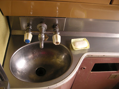 寝台列車のトイレの洗面
