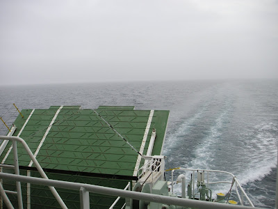 海峡を進む船