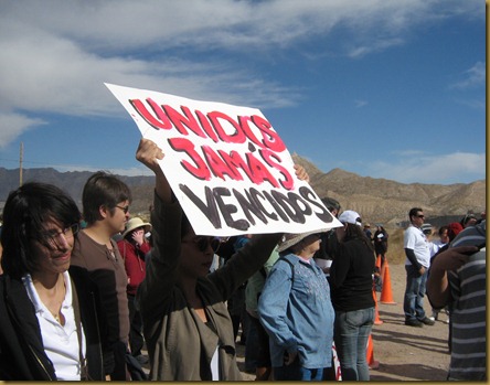 unidos hamas vencidos Holding sign of solidarity toward Mexican group..."United, never defeated."
