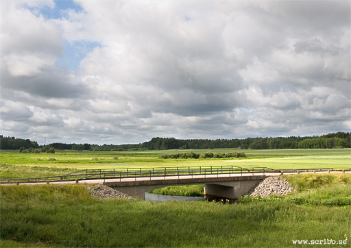 Bron norr om Salsta slott, väg 704
