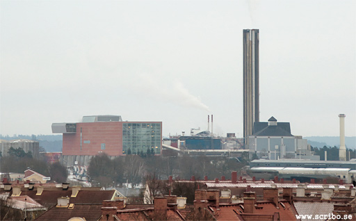 Vy över värmeverket med skorstenen och Block 5
