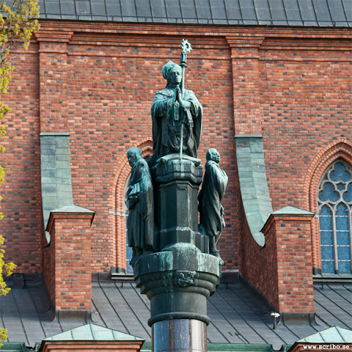 närbild på Jakob Ulvssons staty