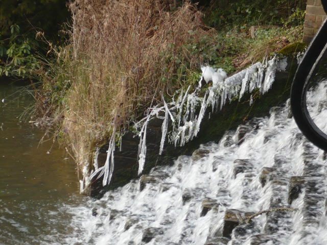 [icicles by side of weir[4].jpg]