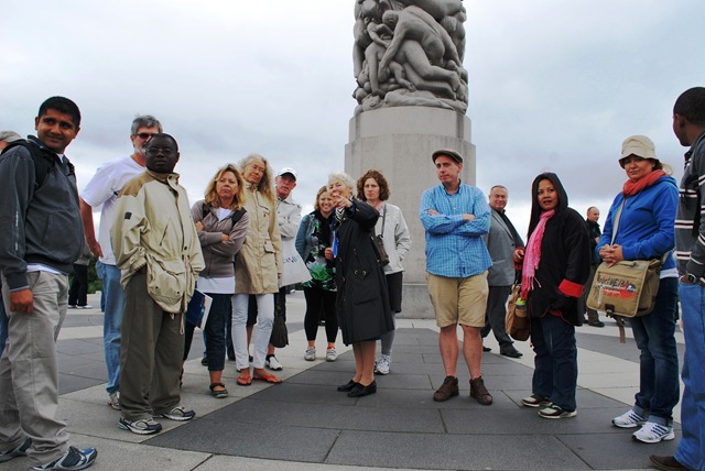 [113 - OsloBG - Mini Tour - Vigeland Park and bloggers[2].jpg]