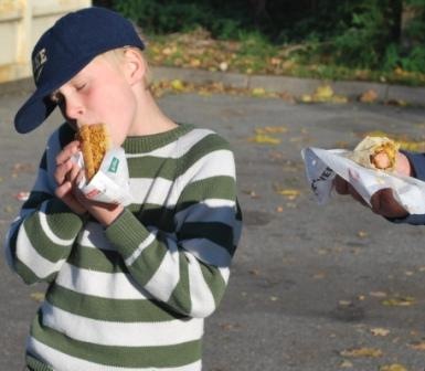 [2010-10-16 - Seb and Hot Dog[4].jpg]