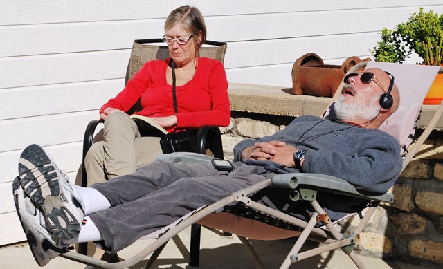 [Lago Vista dec 9 2010 - realxing in Sun[3].jpg]